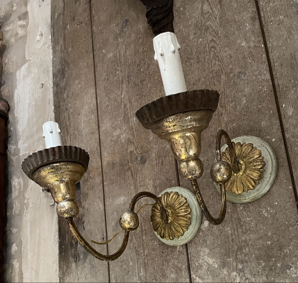 Pair Of Italian Wall Sconces In Gilded Wood And Metal 