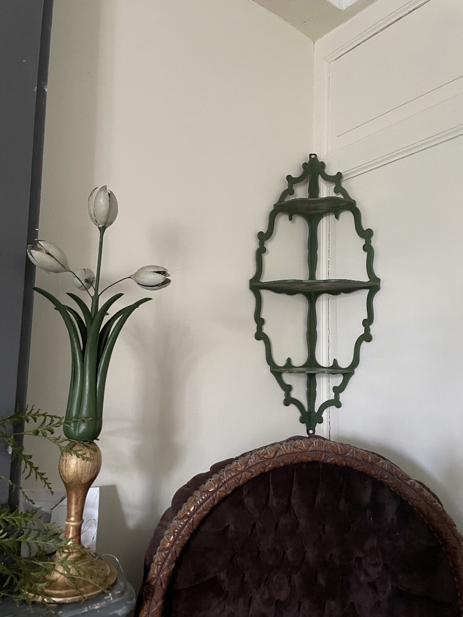 La paire d’étagères d’angles en bois laqué décor de fleurettes -photo-8