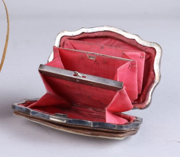 Small Silver And Mother-of-pearl Coin Purse -photo-2