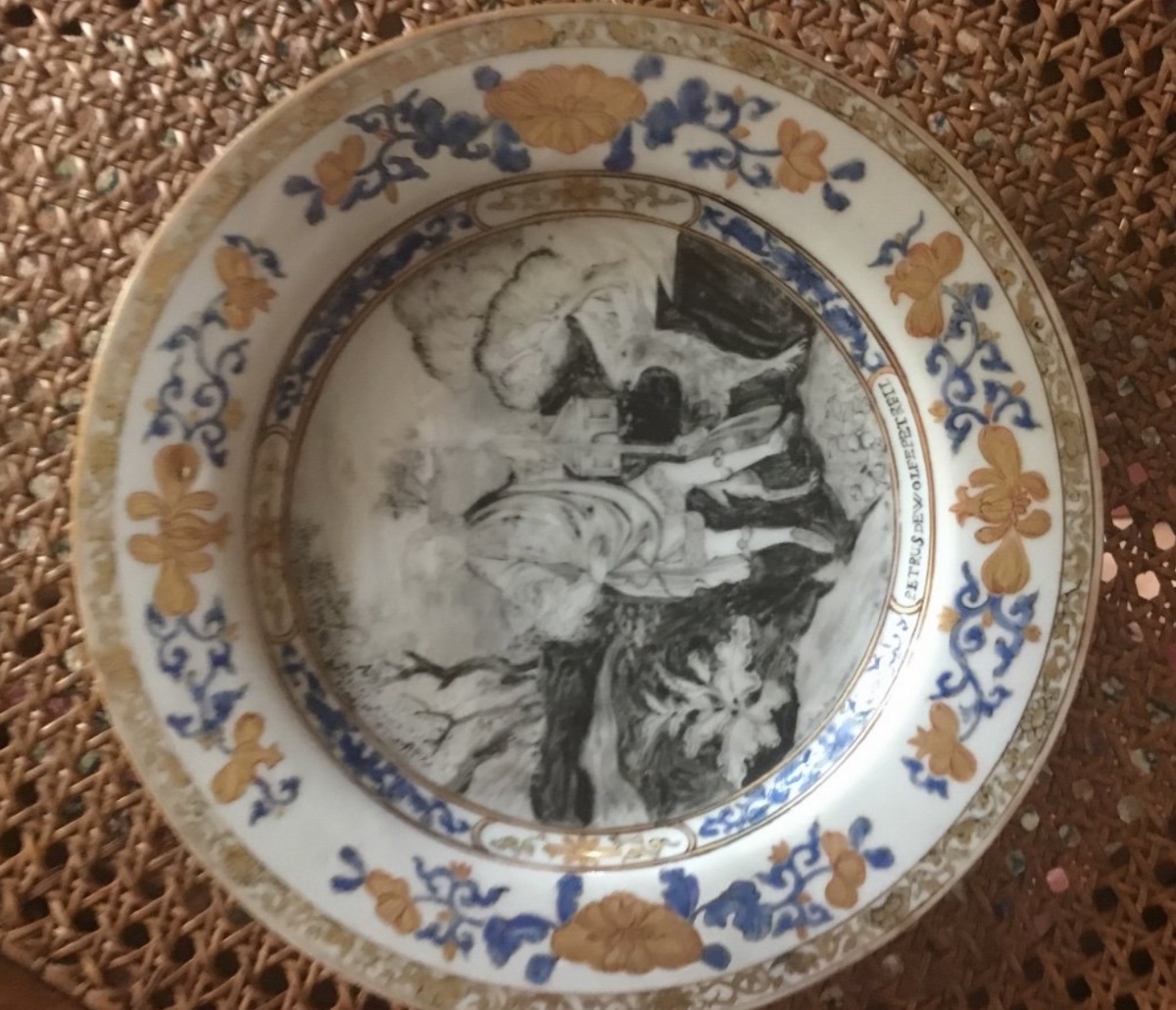 China Commissioned. Grisaille Painted Plate, 18th Century-photo-2