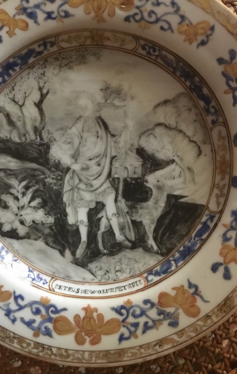 China Commissioned. Grisaille Painted Plate, 18th Century-photo-3