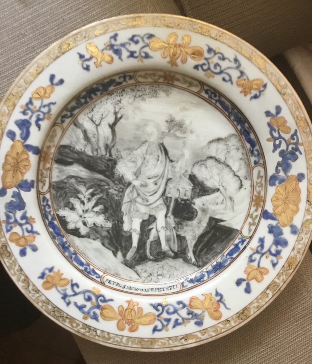 China Commissioned. Grisaille Painted Plate, 18th Century-photo-3