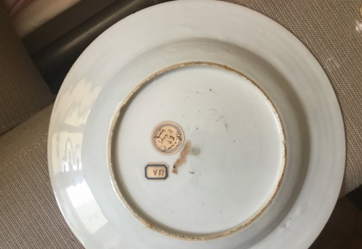 China Commissioned. Grisaille Painted Plate, 18th Century-photo-4