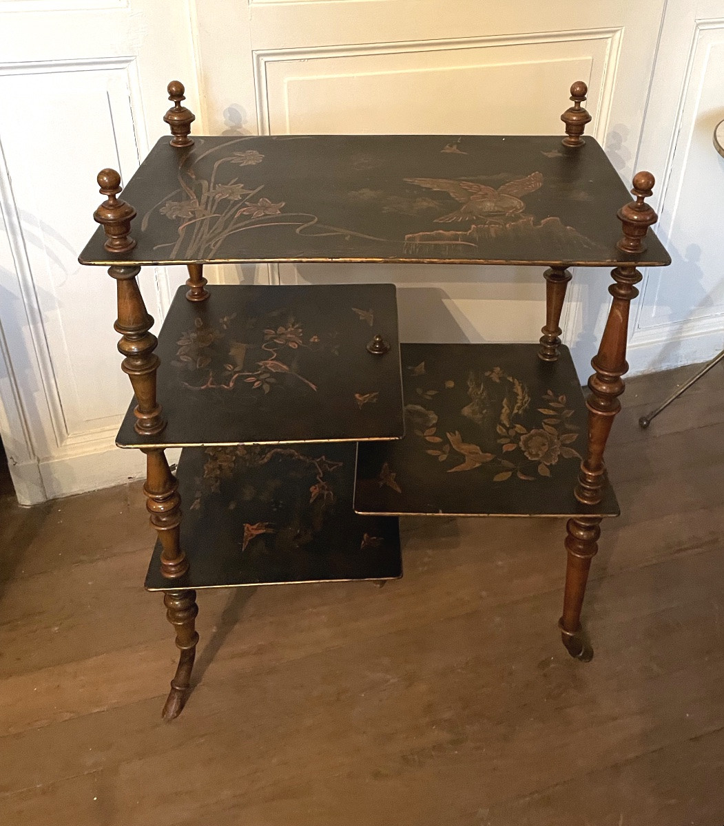 Table volante aux plateaux de laque -photo-2