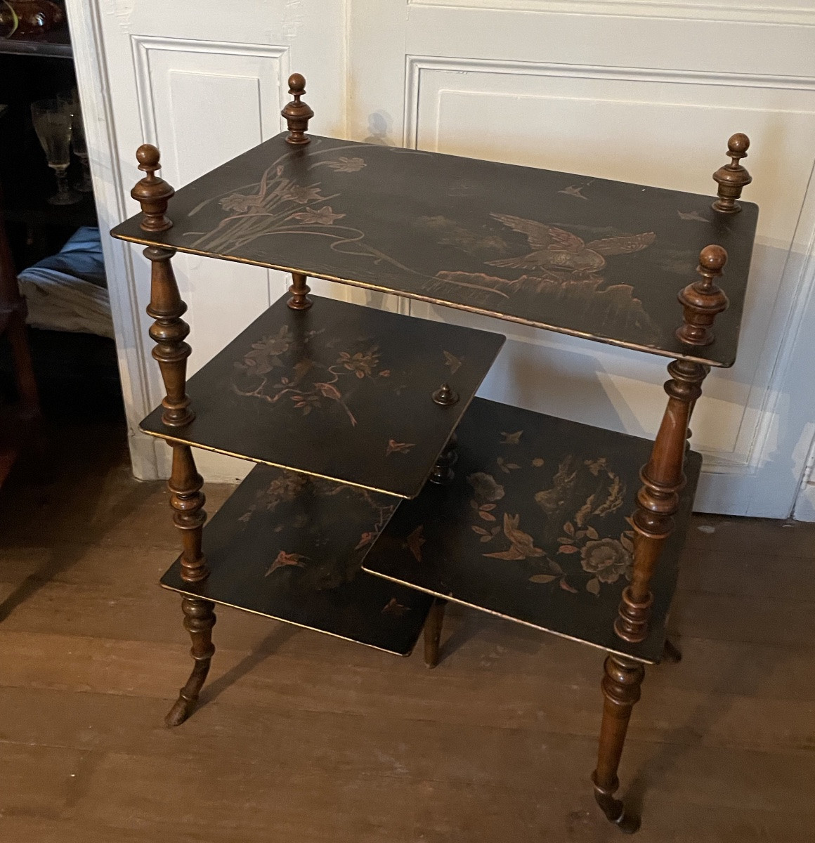 Table volante aux plateaux de laque -photo-3