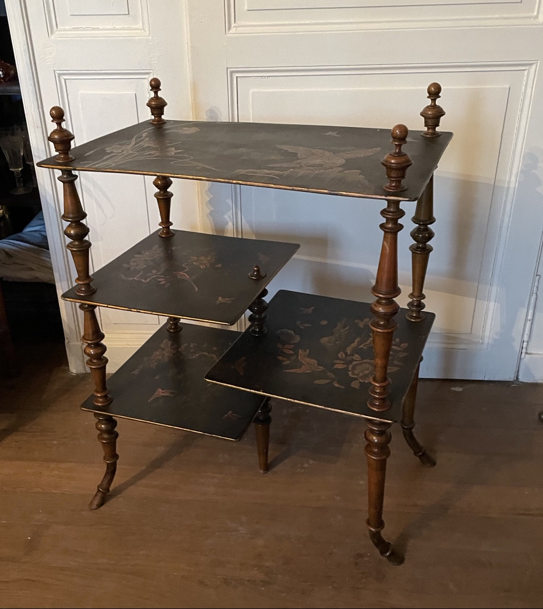 Table volante aux plateaux de laque -photo-4