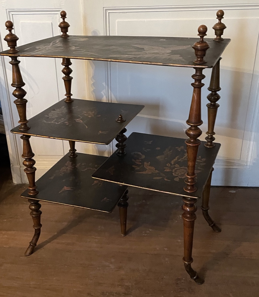 Table volante aux plateaux de laque -photo-1