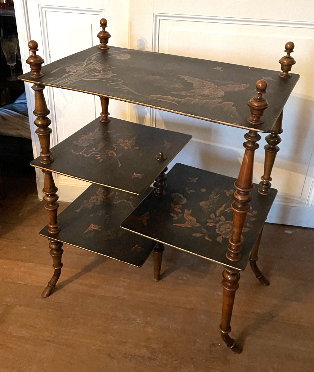 Table volante aux plateaux de laque 