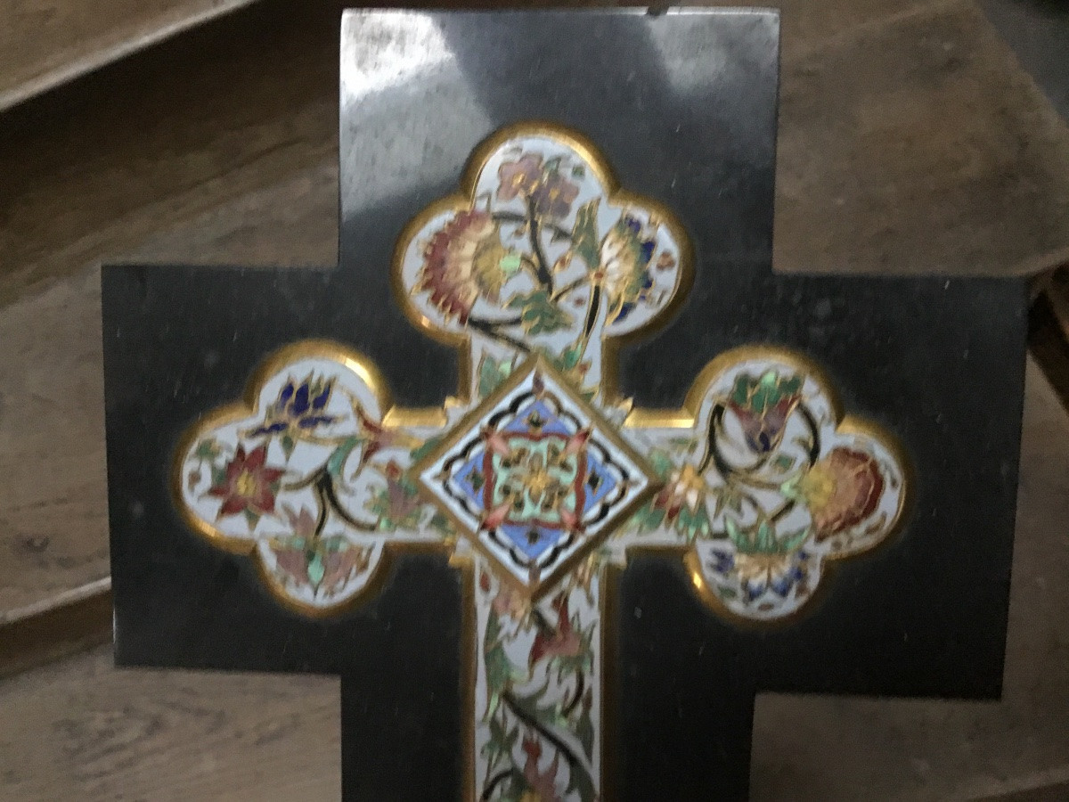 Crucifix Forming A Wall-mounted Holy Water Font In Marble And Enamel -photo-1