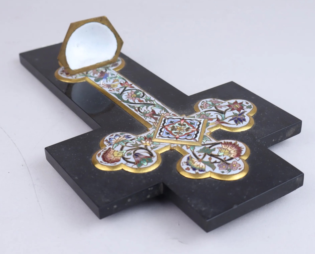 Crucifix formant bénitier d’applique marbre et émaux -photo-7