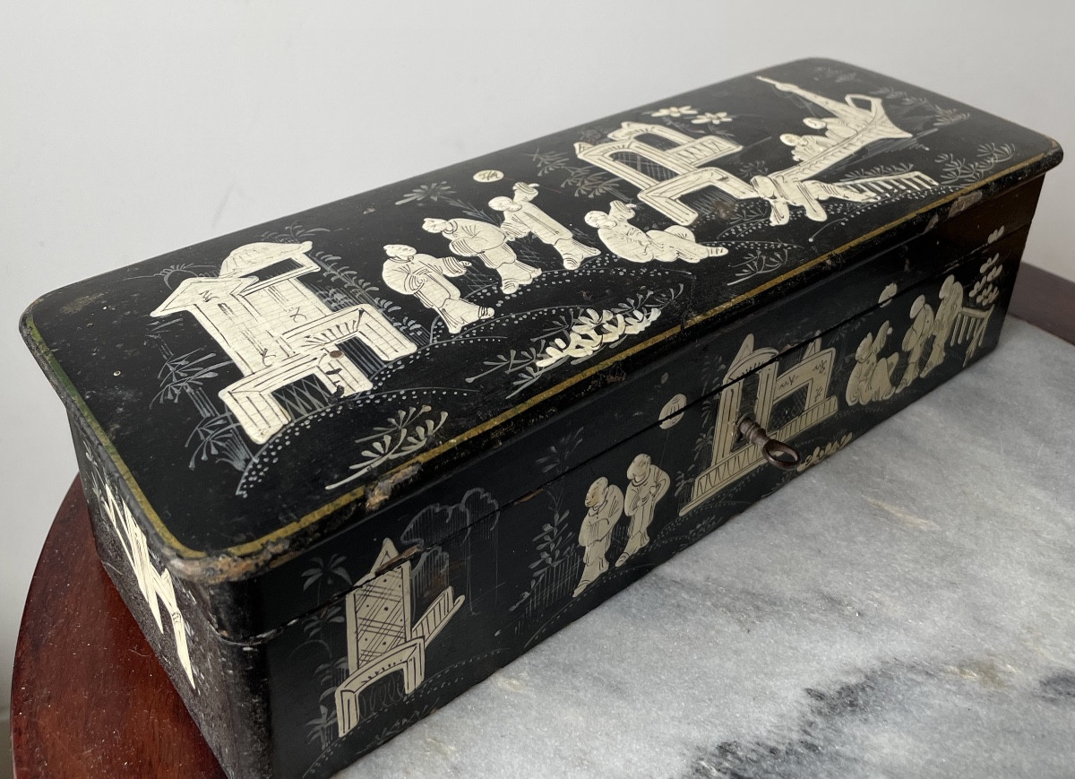 Glove Box With Chinoiserie Decoration