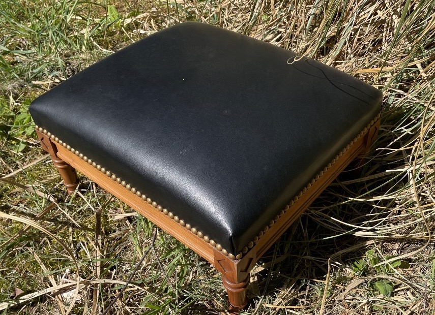 Footrest Covered In Black Leather -photo-1