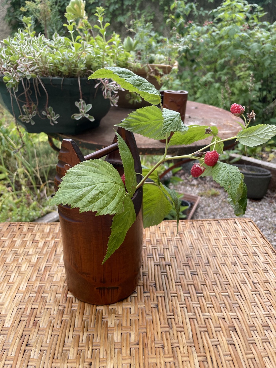 Ikebana Vase In Carved Bambou-photo-2