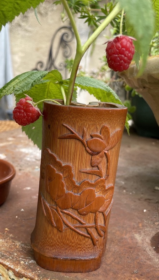Petit vase à ikebana sculpté 