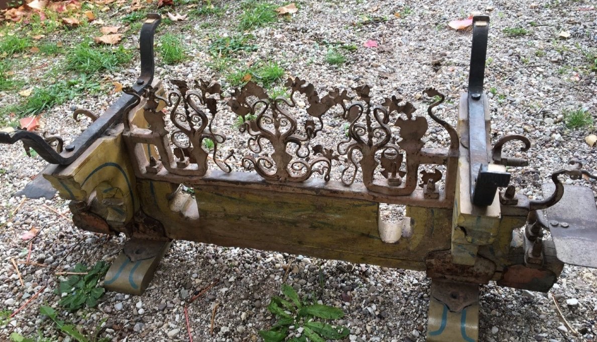 ESSIEU DE CHARRETTE SICILIENNE EN BOIS ET FER FORGÉ SCULPTÉ MONTE EN TABLE-photo-3