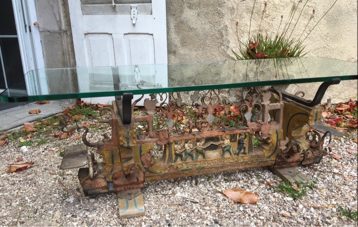 ESSIEU DE CHARRETTE SICILIENNE EN BOIS ET FER FORGÉ SCULPTÉ MONTE EN TABLE