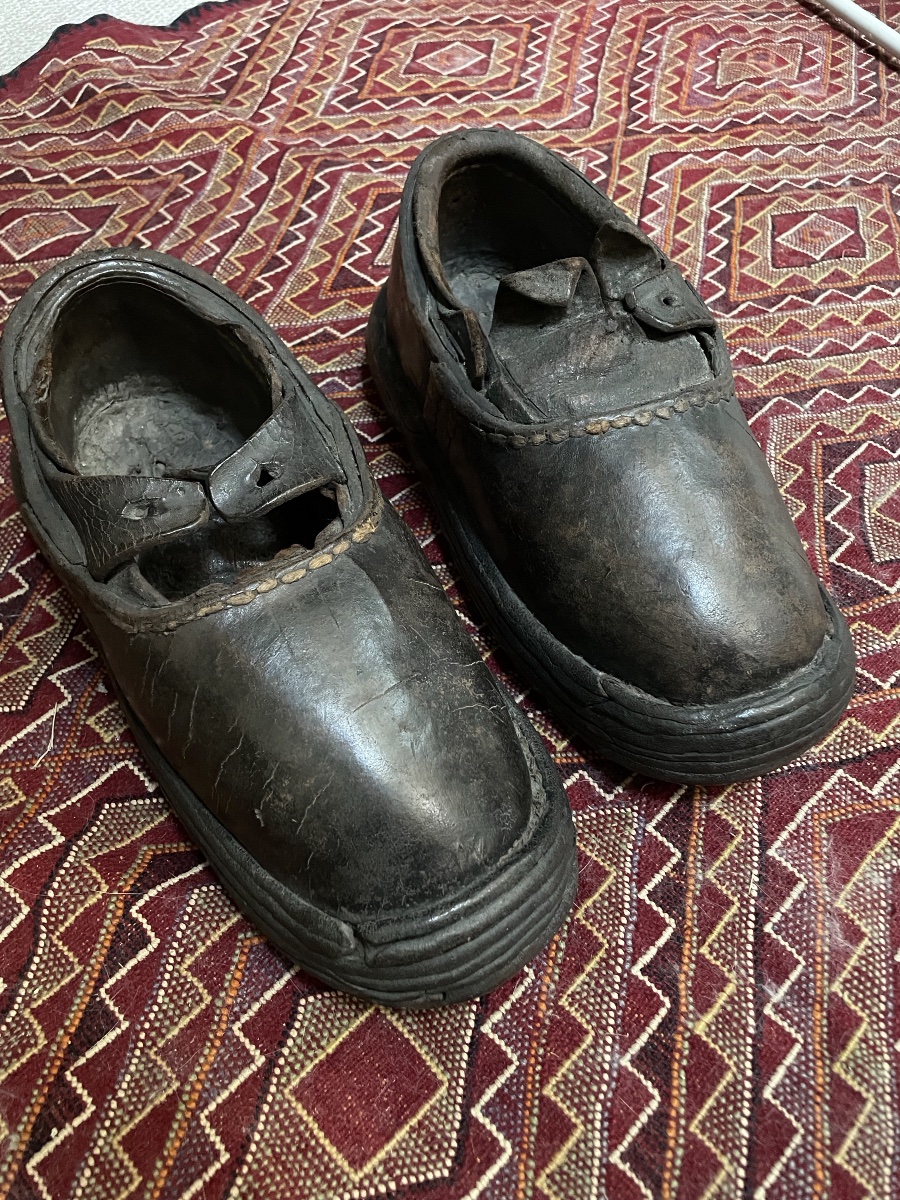 A Pair Of Imposing Tanner's Shoes, 18th Century, Museum -photo-8