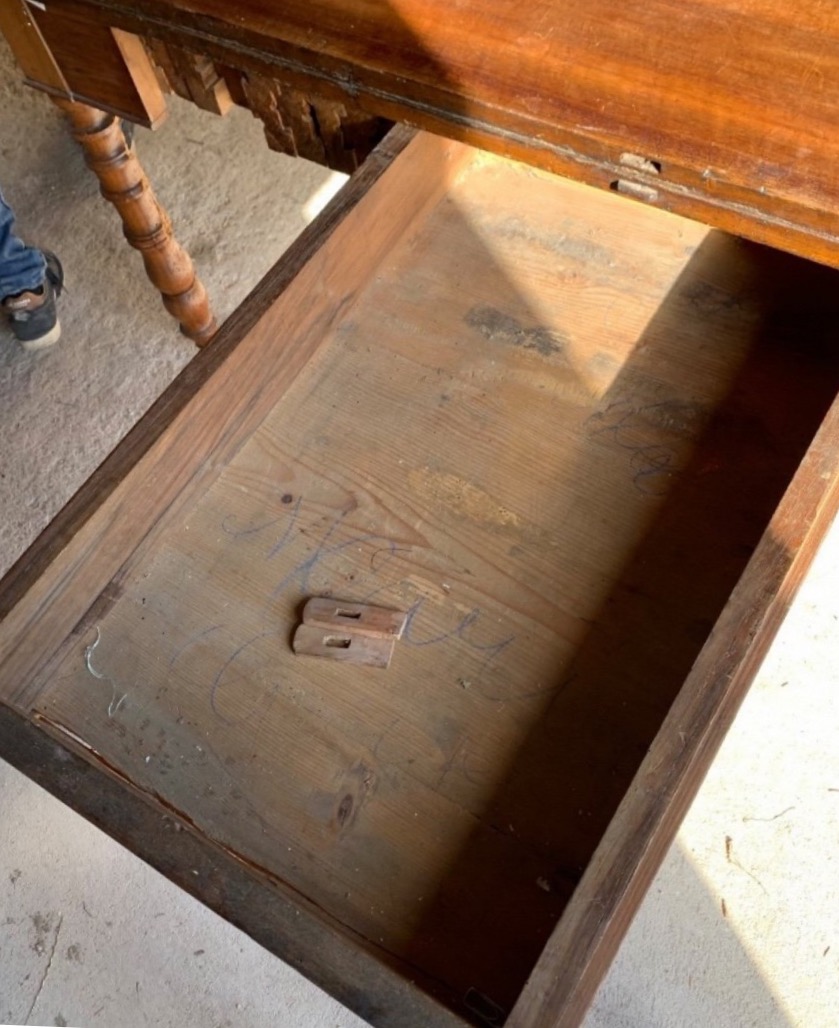 TRÈS GRANDE TABLE DE SALLE À MANGER NOYER 8 PIEDS (163 CM DE DIAMETRE)-photo-2