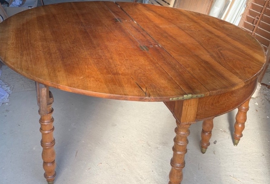 TRÈS GRANDE TABLE DE SALLE À MANGER NOYER 8 PIEDS (163 CM DE DIAMETRE)