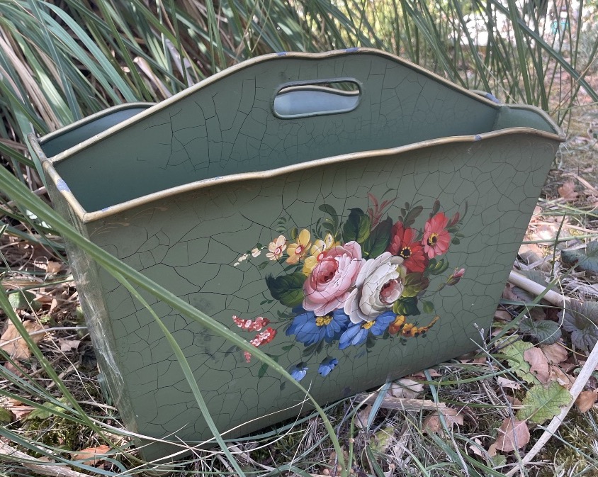Lacquered Sheet Metal Magazine Rack 