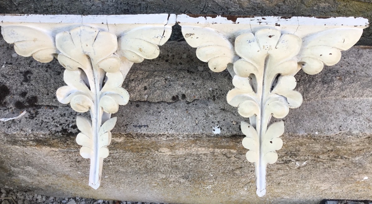 La paire de petites consoles d’angle Art Nouveau 
