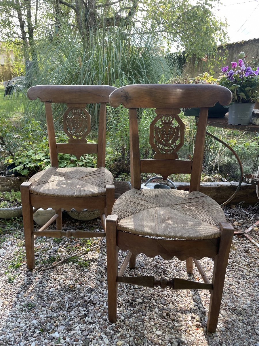 La paire de chaises couronne et fleurs de lys -photo-1