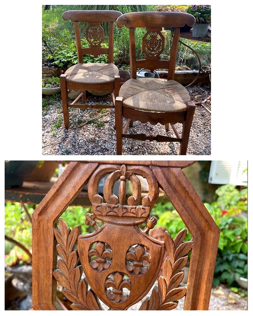 La paire de chaises couronne et fleurs de lys 