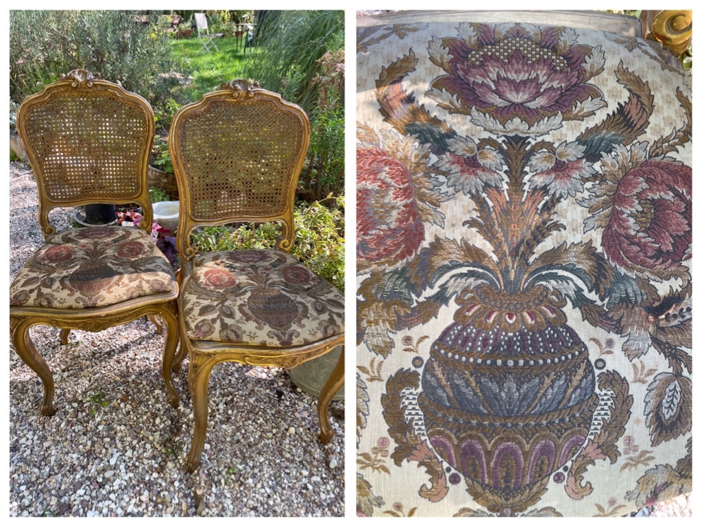 La paire de chaises en bois doré 