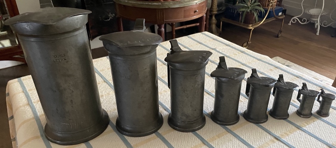 La série complète de 8 mesures en étain , datées 1806