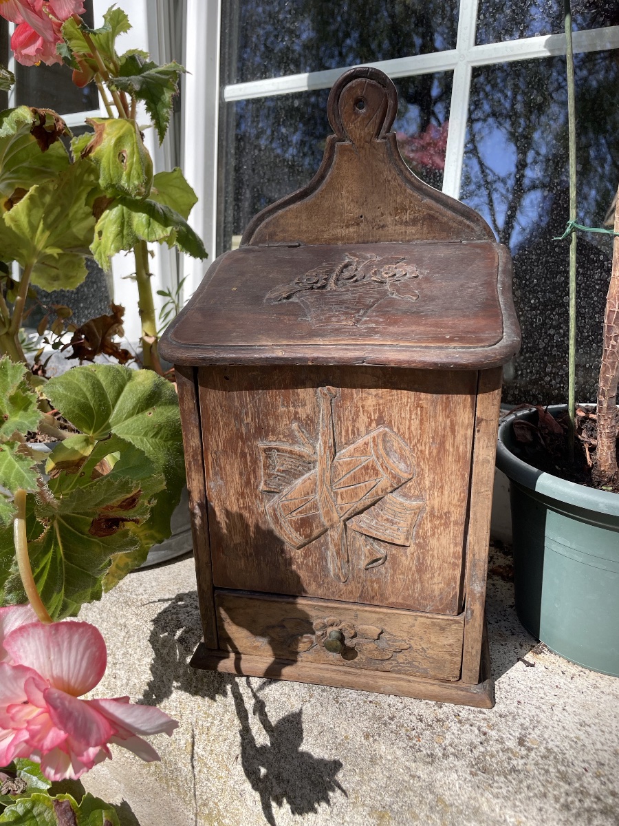Folk Art: Carved Salt Shaker -photo-2