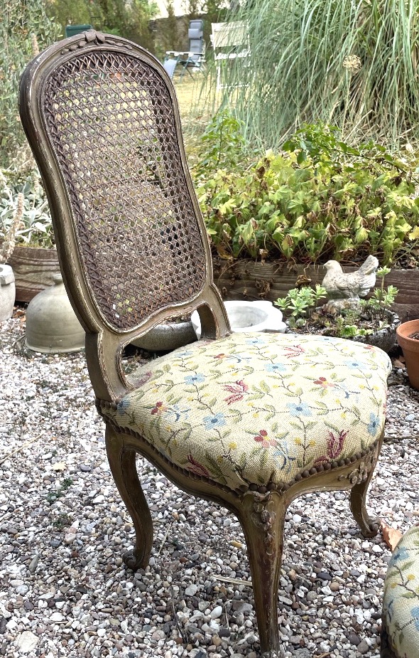 Repose pied recouvert de tapisserie au point 