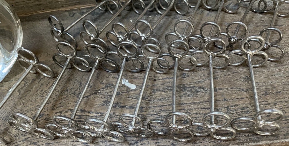 The Set Of 18 Silver-plated Metal Knife Holders-photo-1
