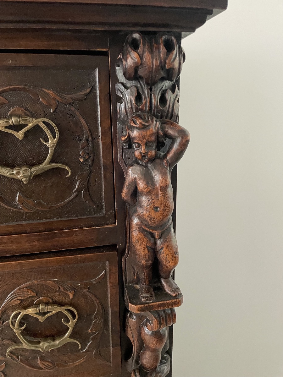 Chiffonnier en noyer sculpté , montants à caryatides et chutes de fruits -photo-1