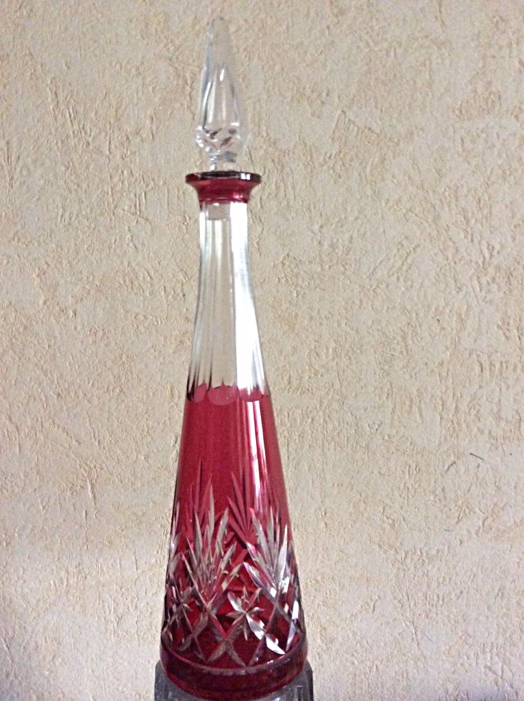 Carafe En Cristal Taillé De Couleur Rose . Baccarat  .