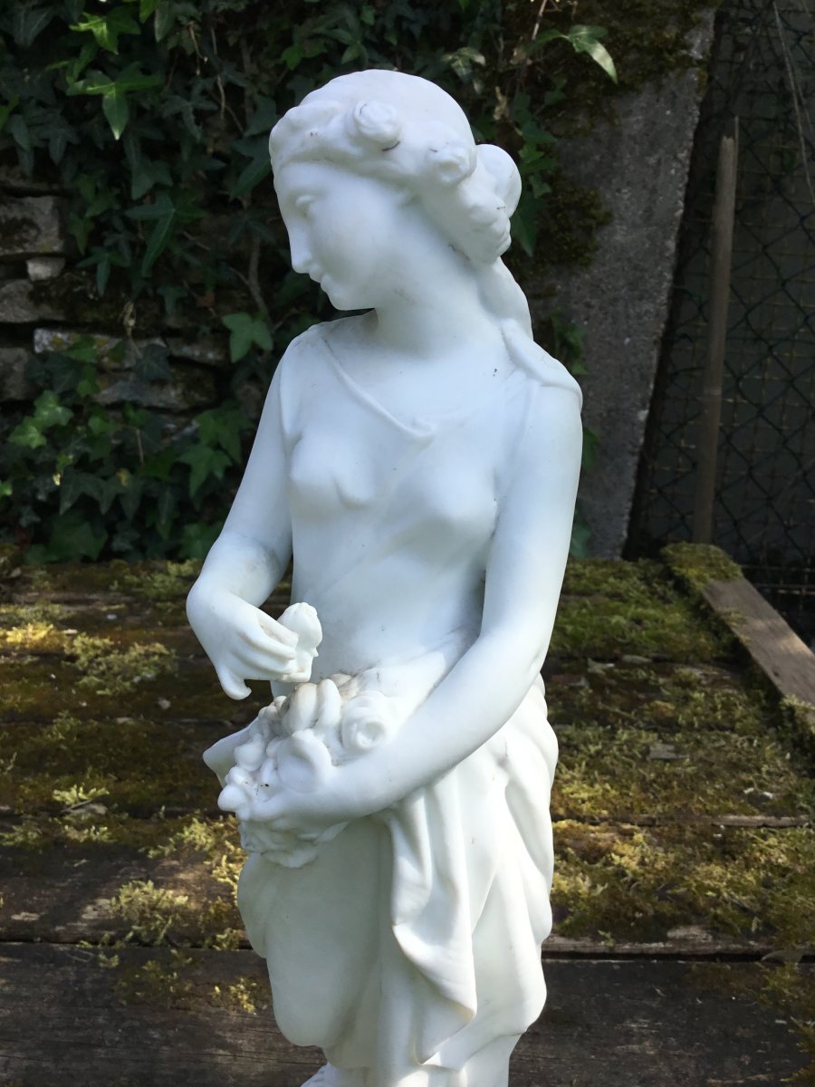 Biscuit Jeune Femme Au Panier De Fleurs-photo-3