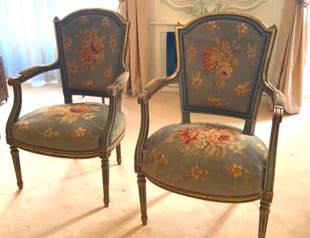 Paire De Fauteuils De Style Louis XVI, Recouverts De Tapisseries 