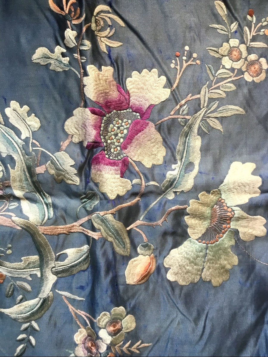 Chine, Housse De Coussin Brodée , Fond Bleu Lavande 