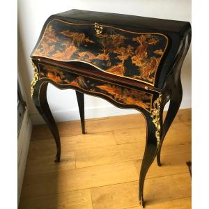 Japanese Slope Desk In Gold Lacquer And Gilt Bronze