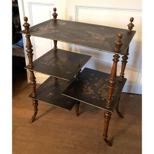 Table volante aux plateaux de laque 