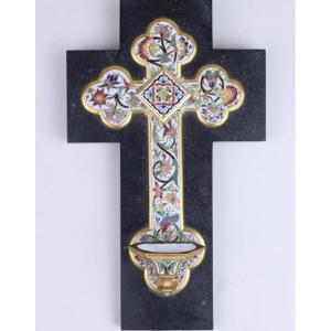 Crucifix formant bénitier d’applique marbre et émaux 