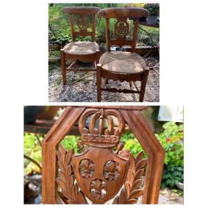 La paire de chaises couronne et fleurs de lys