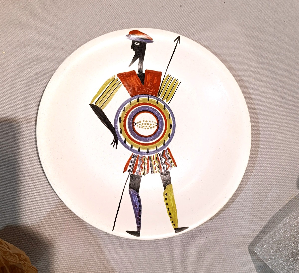 Roger CAPRON (1922-2006), Assiette en céramique blanche au décor de guerrier, signée, Vallauris