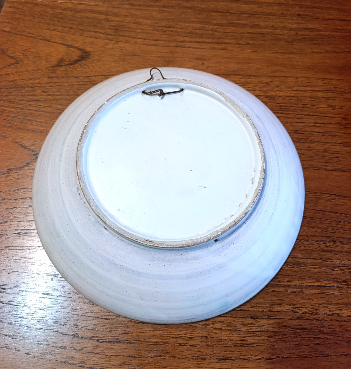 Plat rond en céramique émaillée, accrochage au dos, dans le gout de J. Rivier-photo-2