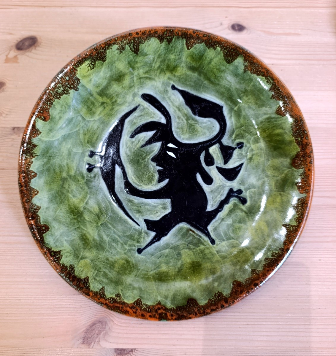 Jean Lurçat (1888-1966), Assiette en céramique au profil d'homme, Sant Vicens, signée