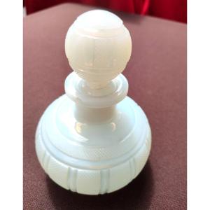 Flacon Avec Bouchon En Opaline Blanche Finement Taillée, Epoque Charles X