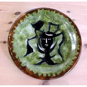 Jean Lurçat (1888-1966), Assiette céramique verte, décor de tête, signée au dos, Sant Vicens