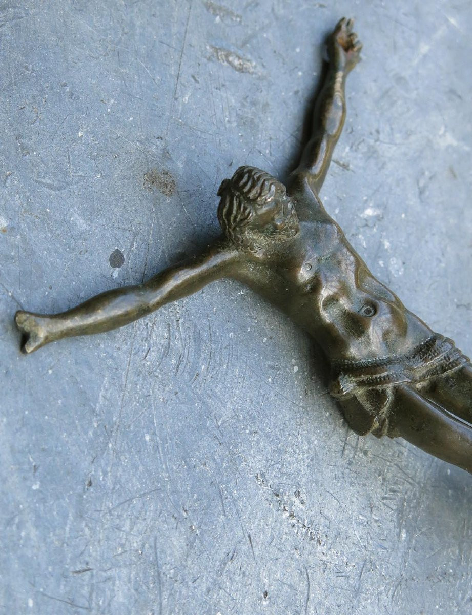 Petit christ d'applique en bronze du XVIIème siècle à la Jean de Bologne.-photo-3