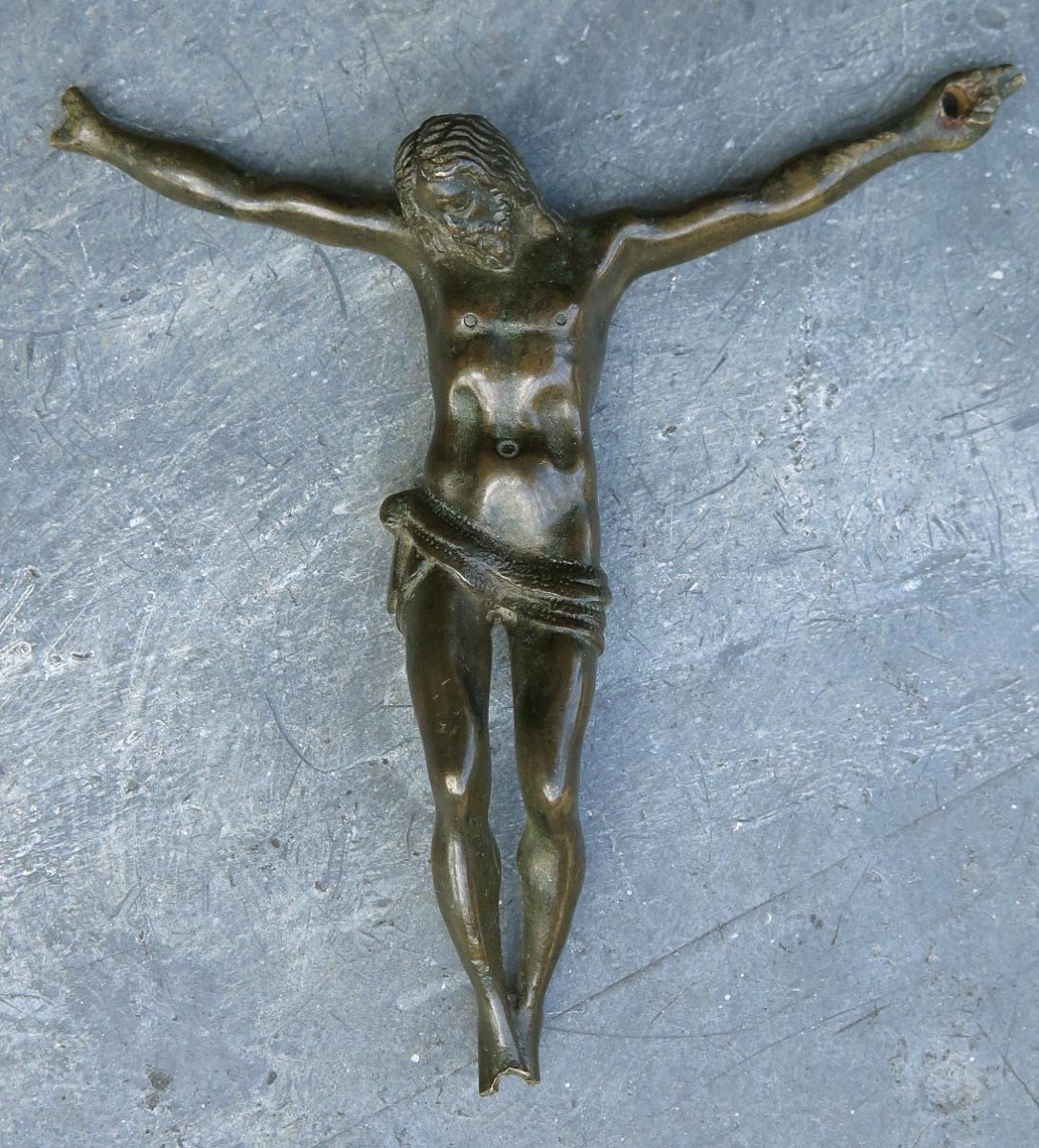 Petit christ d'applique en bronze du XVIIème siècle à la Jean de Bologne.