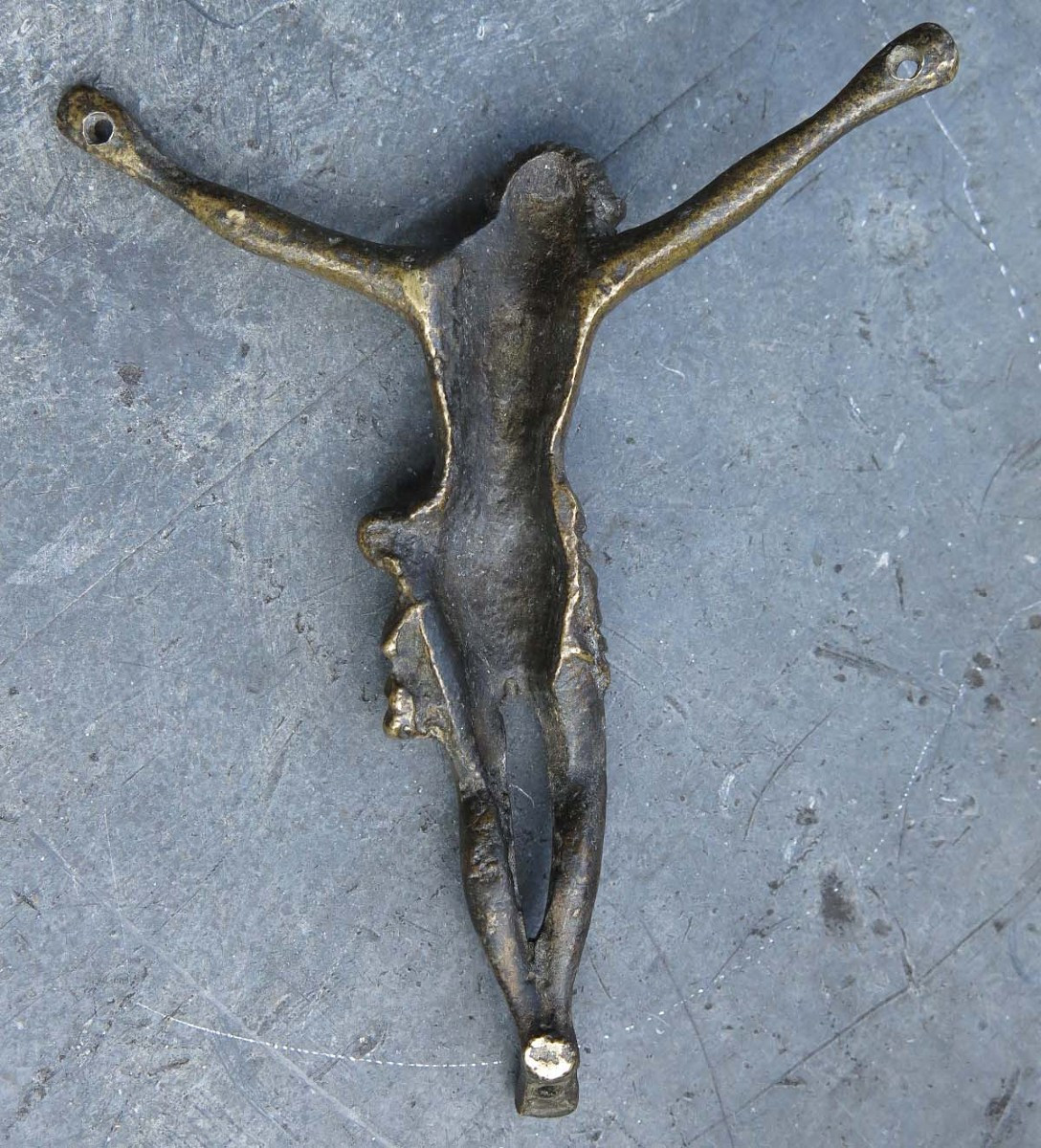 Petit christ d'applique à la tête ceinte d'une tore. Vers 1600. Bronze.-photo-2
