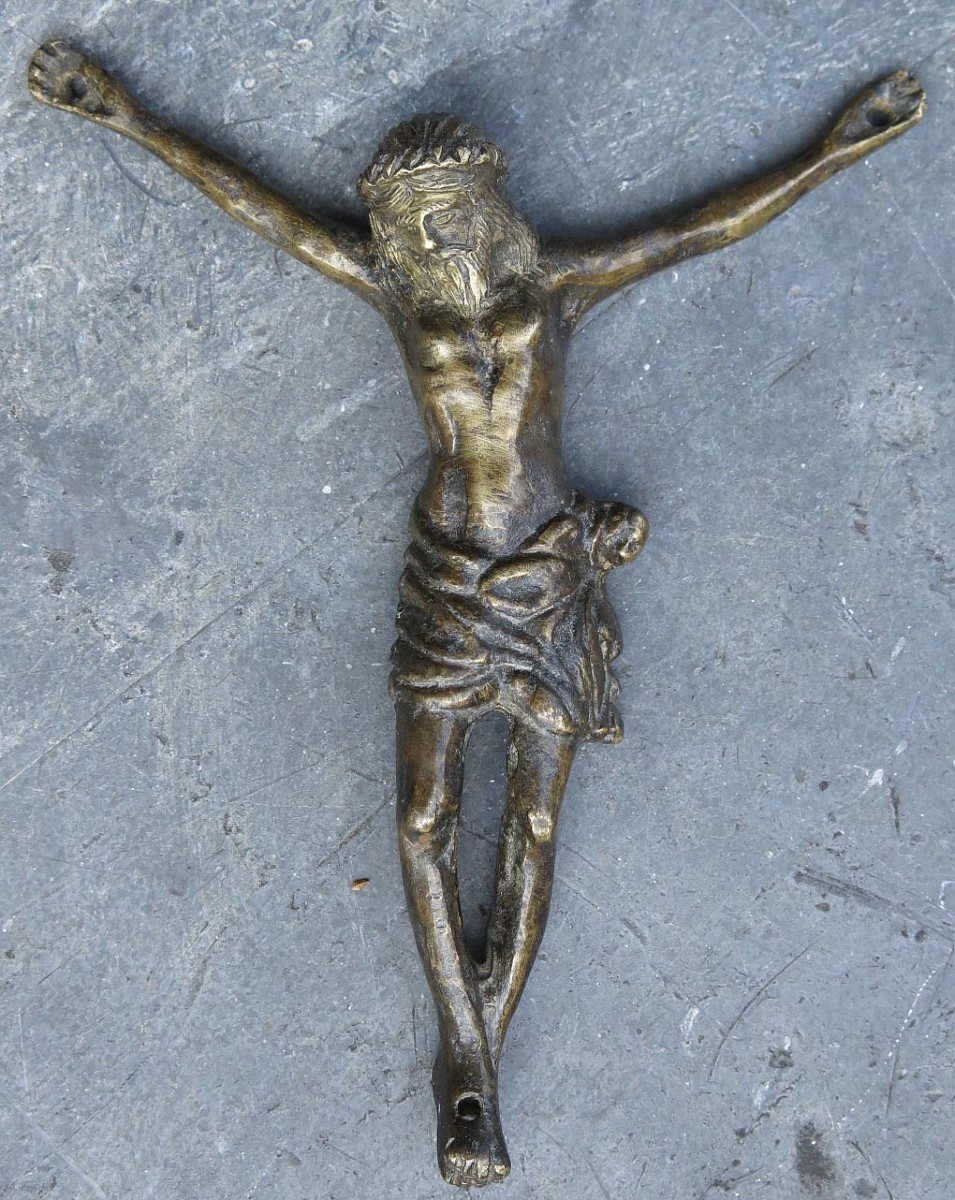 Petit christ d'applique à la tête ceinte d'une tore. Vers 1600. Bronze.